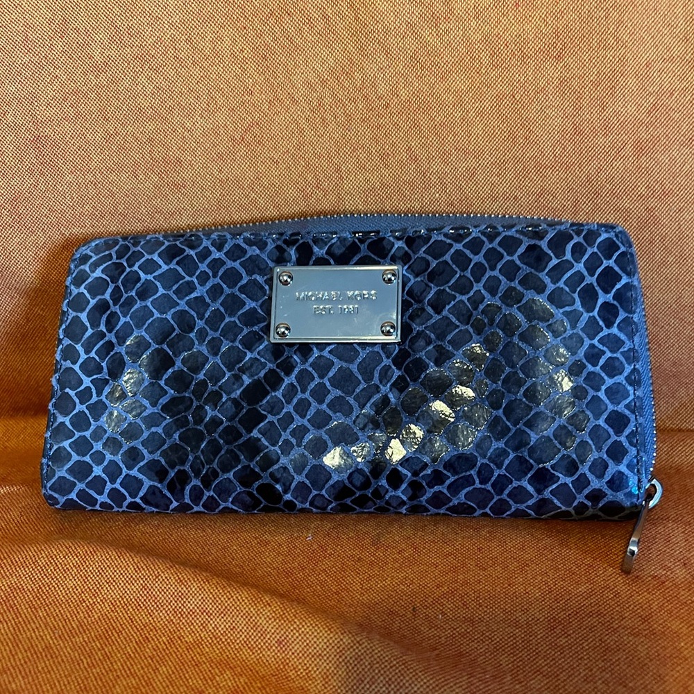 MK print blue wallet